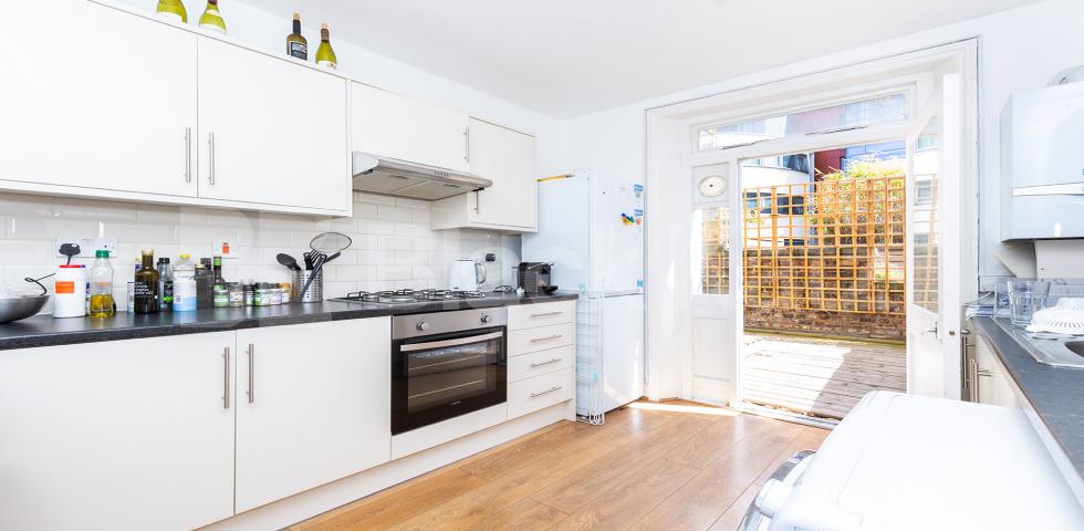 			CENTRAL LOCATION, 3 Bedroom, 1 bath, 1 reception Maisonette			 Compton Street EC1, CLERKENWELL / FARRINGDON